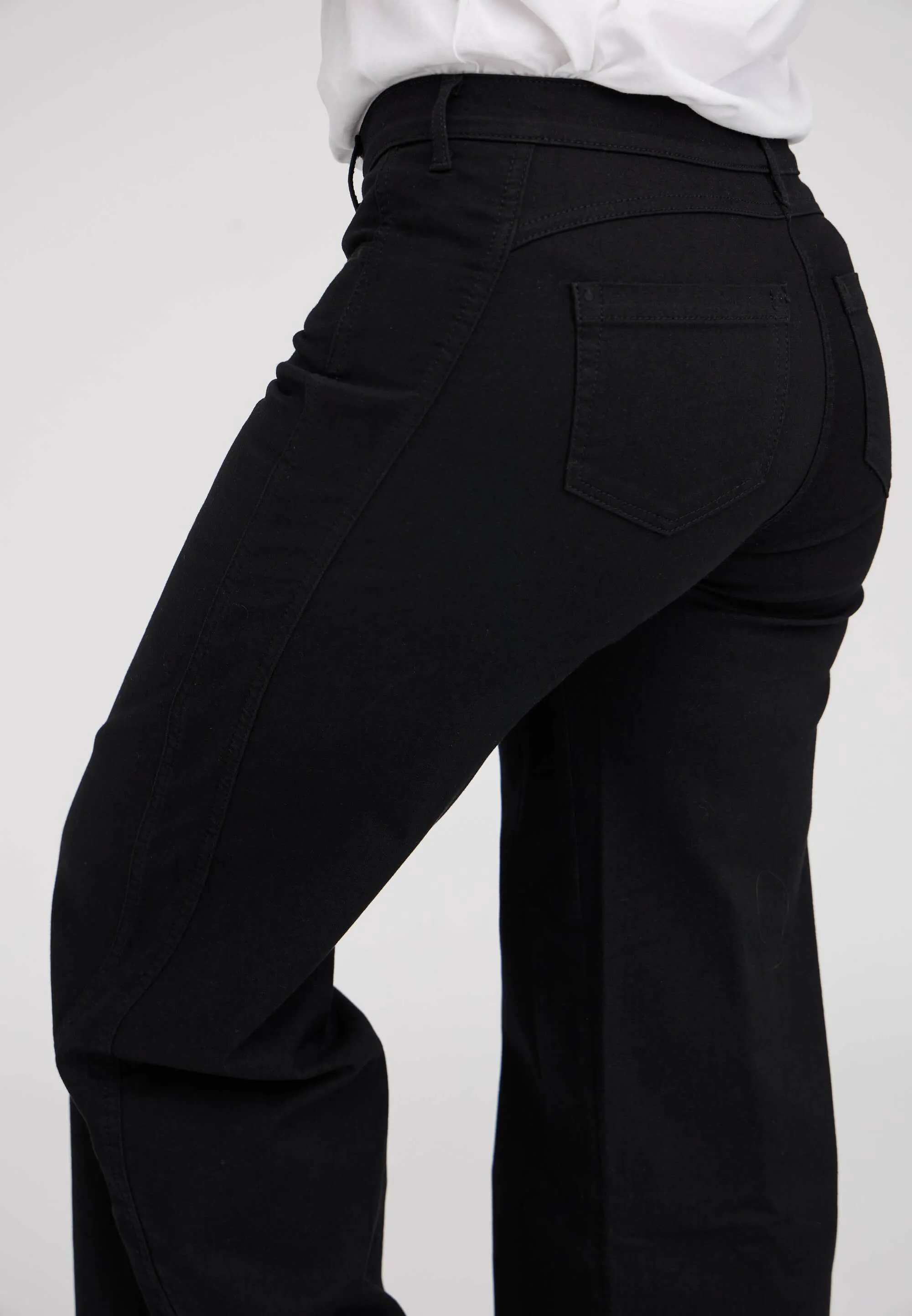 Serene 5-pocket Loose - Medium Length - Black