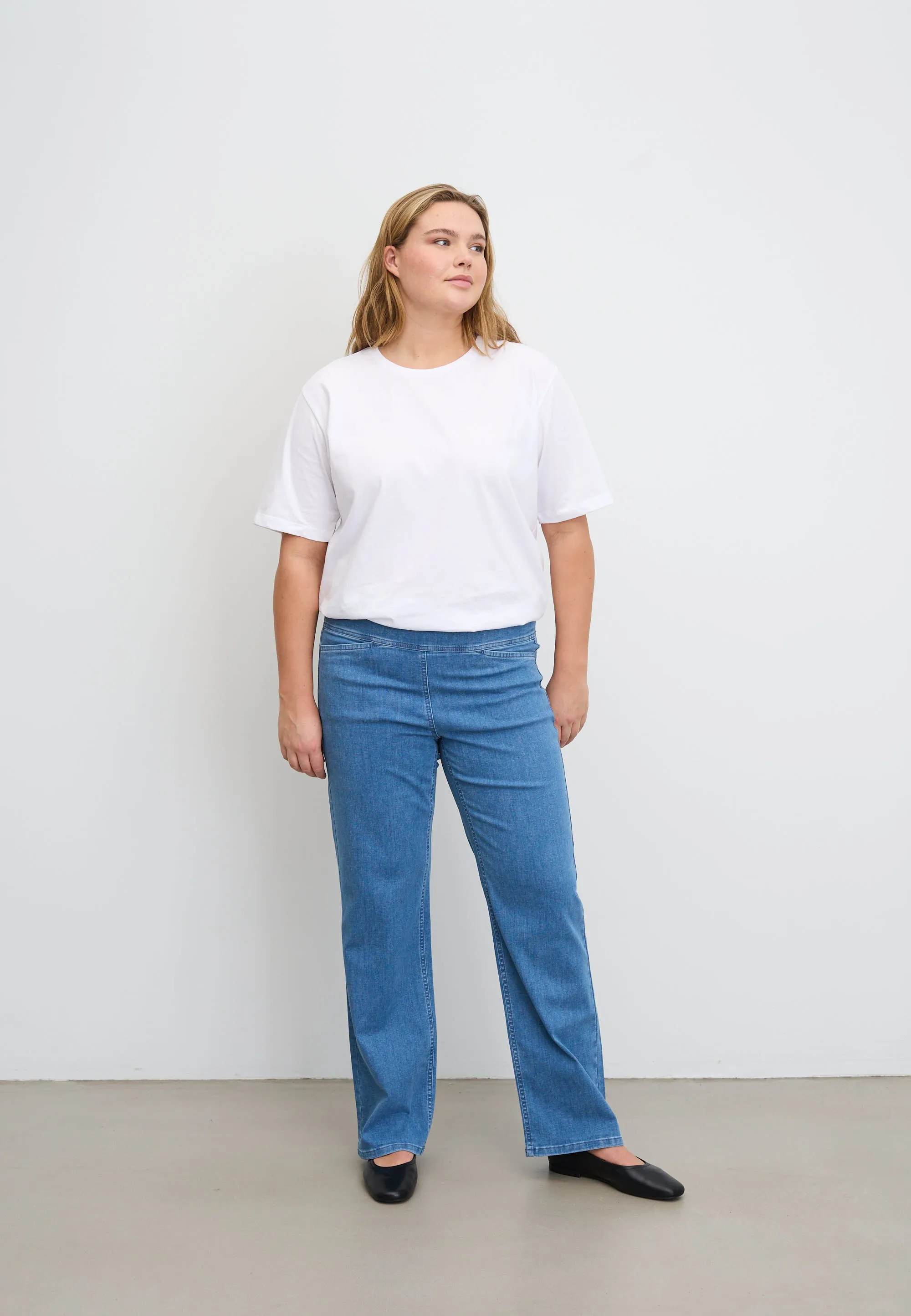 Thea Straight - Medium Length - Light Blue Denim