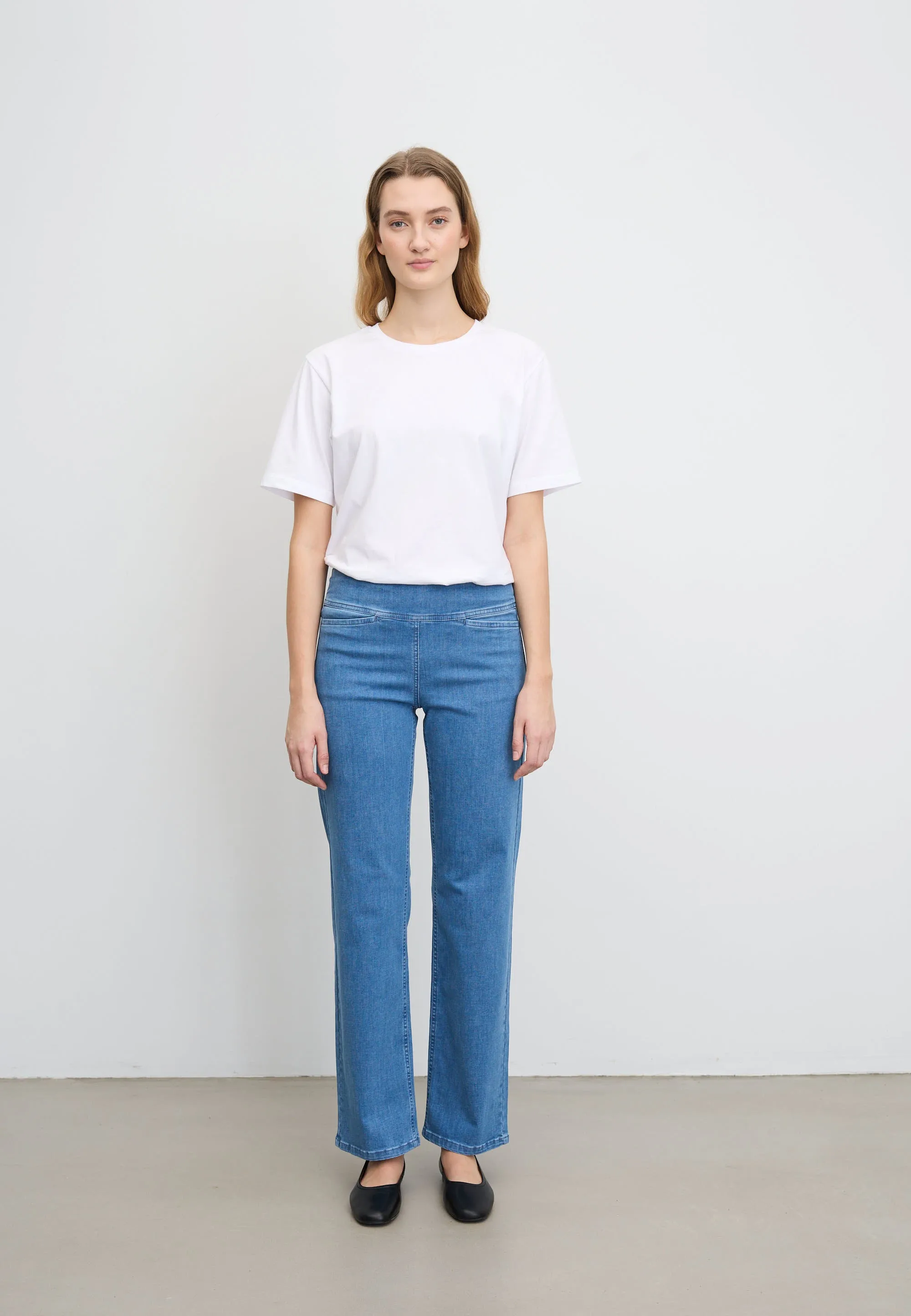 Thea Straight - Medium Length - Light Blue Denim